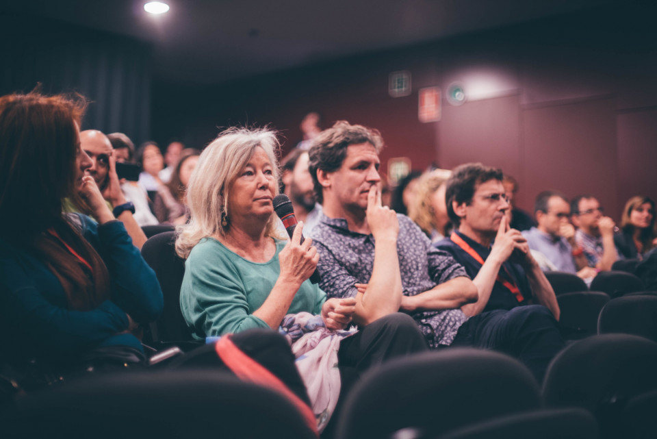 Audiencia haciendo preguntas en una conferencia